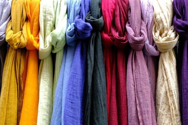 Foulard mode 2022 : L'accessoire chic et tendance pour un été stylé - Conseils & Inspirations