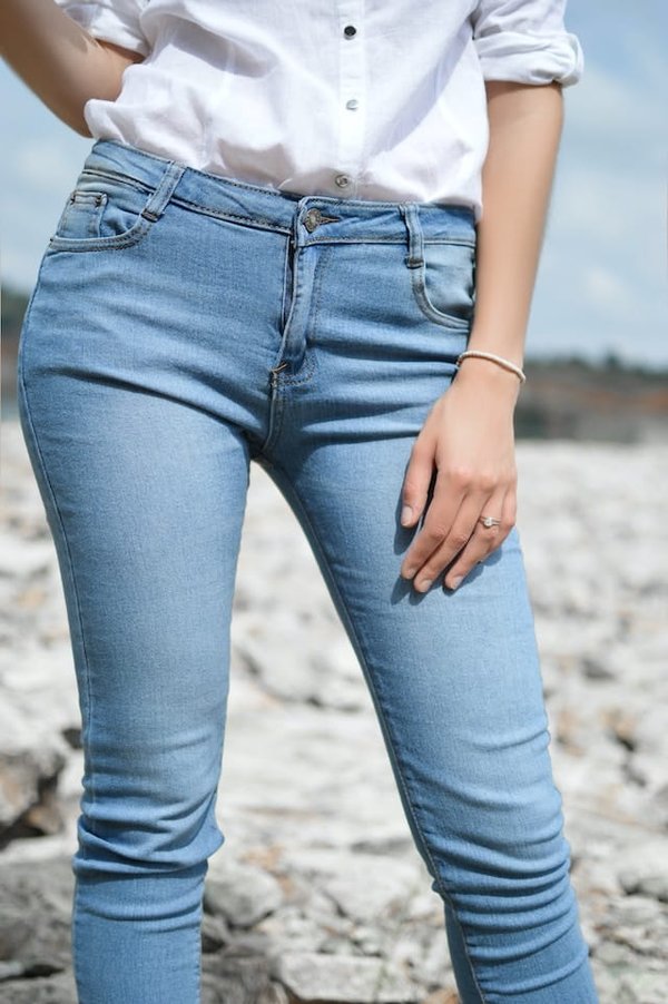 Jean mode automne-hiver 2022-2023 : styles tendance, coupes élégantes et astuces féminines